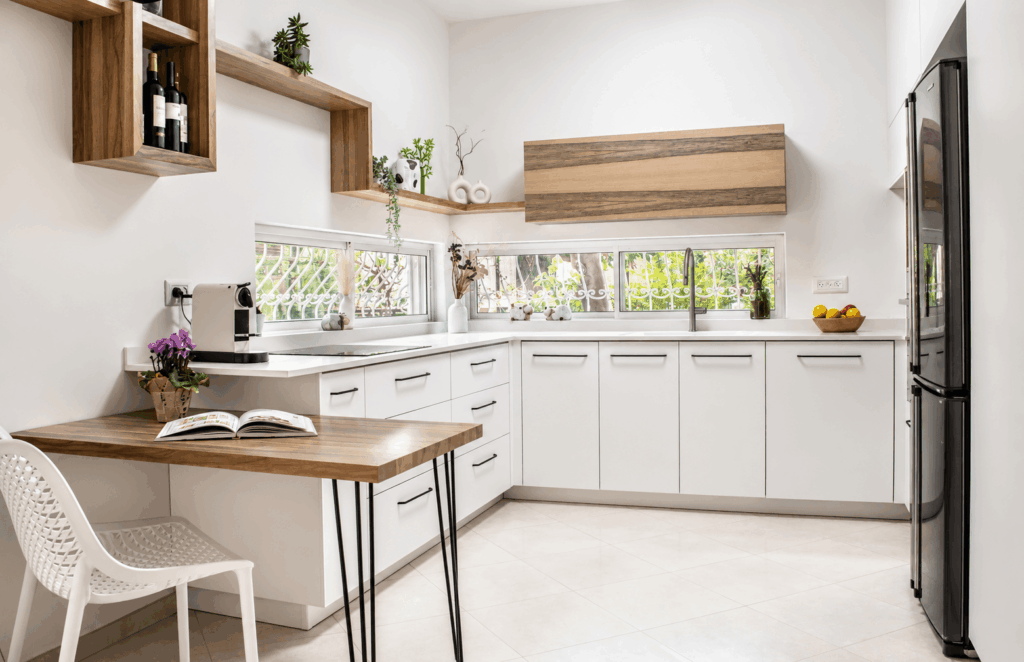 מטבח לבן עם נגיעות עץ טבעי